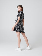 Load image into Gallery viewer, Miniskirt with a floral print